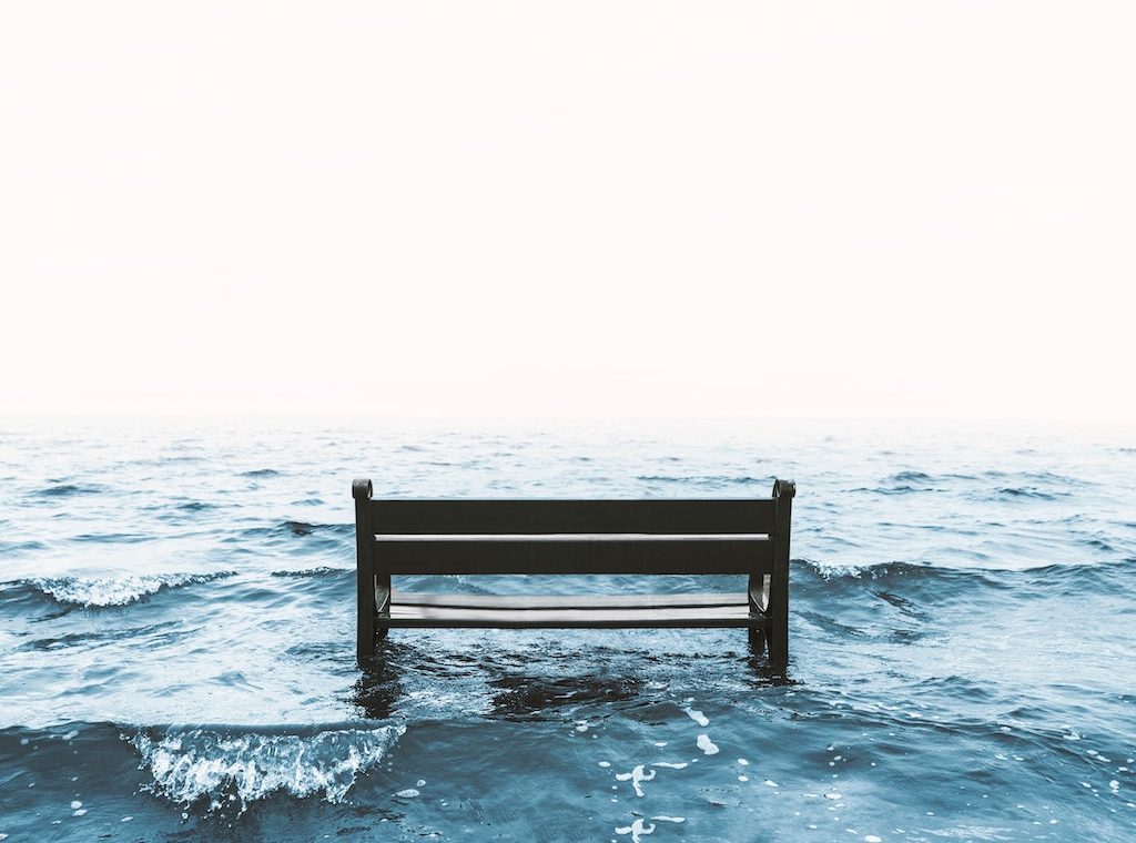 leere Bank steht im Meer - innere Leere