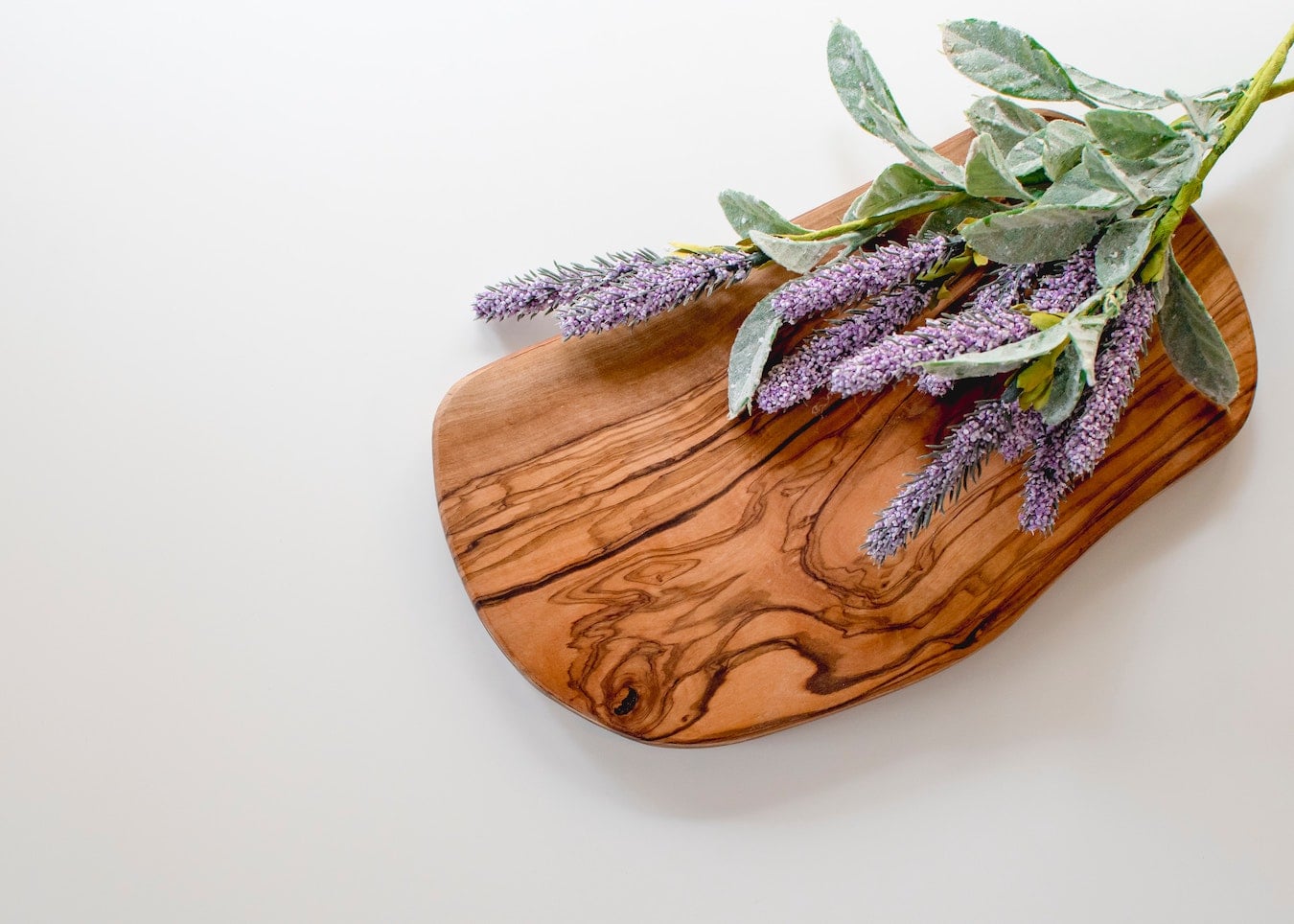 Lavendel liegt auf einem Holzbrett