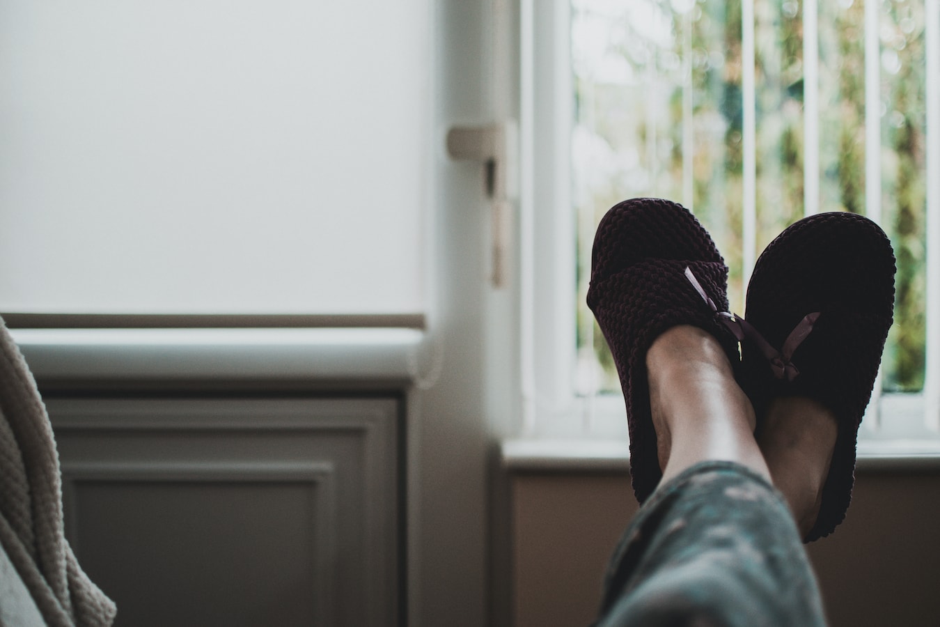 zwei entspannte Füße mit Hausschuhen, Relax, Entspannung