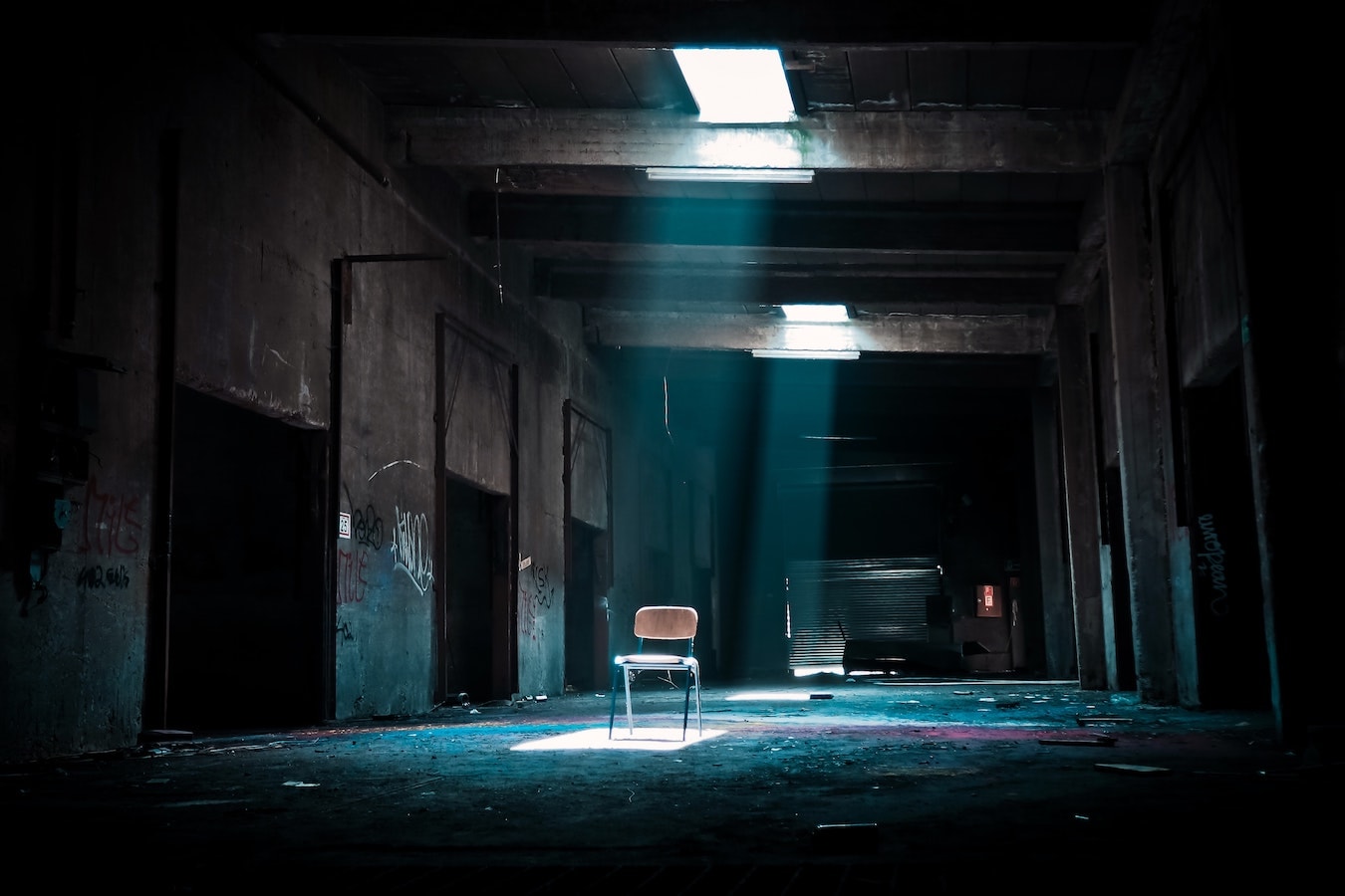 leerer Stuhl in einem dunklen Raum - Angst vor Ablehnung