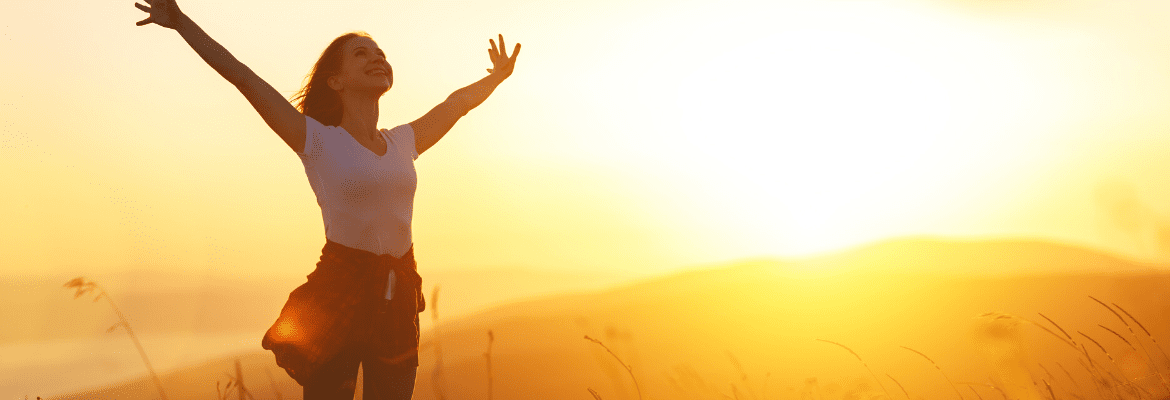 junge Frau Sonnenuntergang fröhlich selbstsicher - Selbstzweifel überwinden