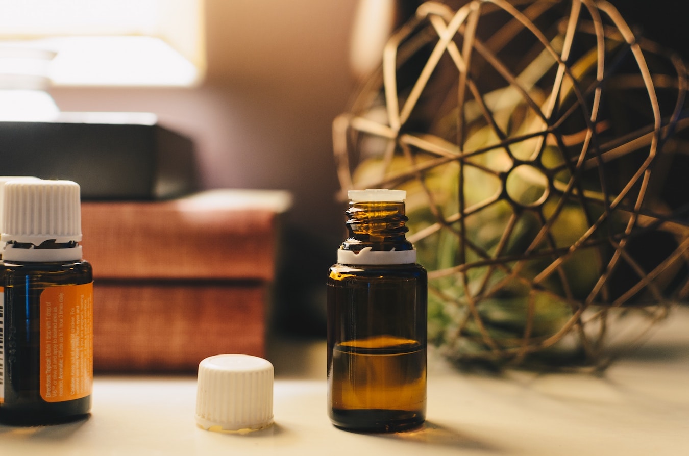 Ätherisches Öl für Aromatherapie in der Flasche