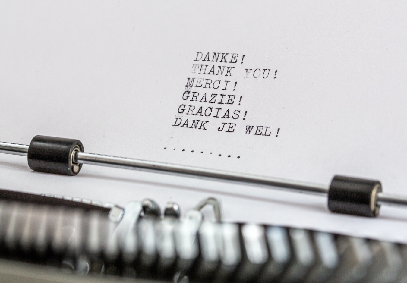 Schreibmaschine Text Danke in verschiedenen Sprachen Dankbarkeit gegen negative Gedanken