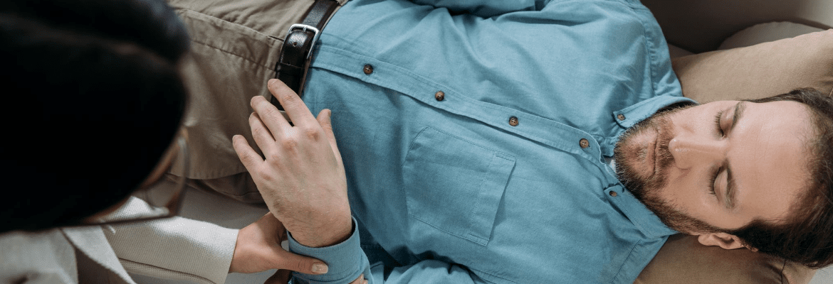 Hypnotherapeutin hält die Hand von ihrem Kunden, der Hypnotisiert wird - Hypnose lernen Ausbildung