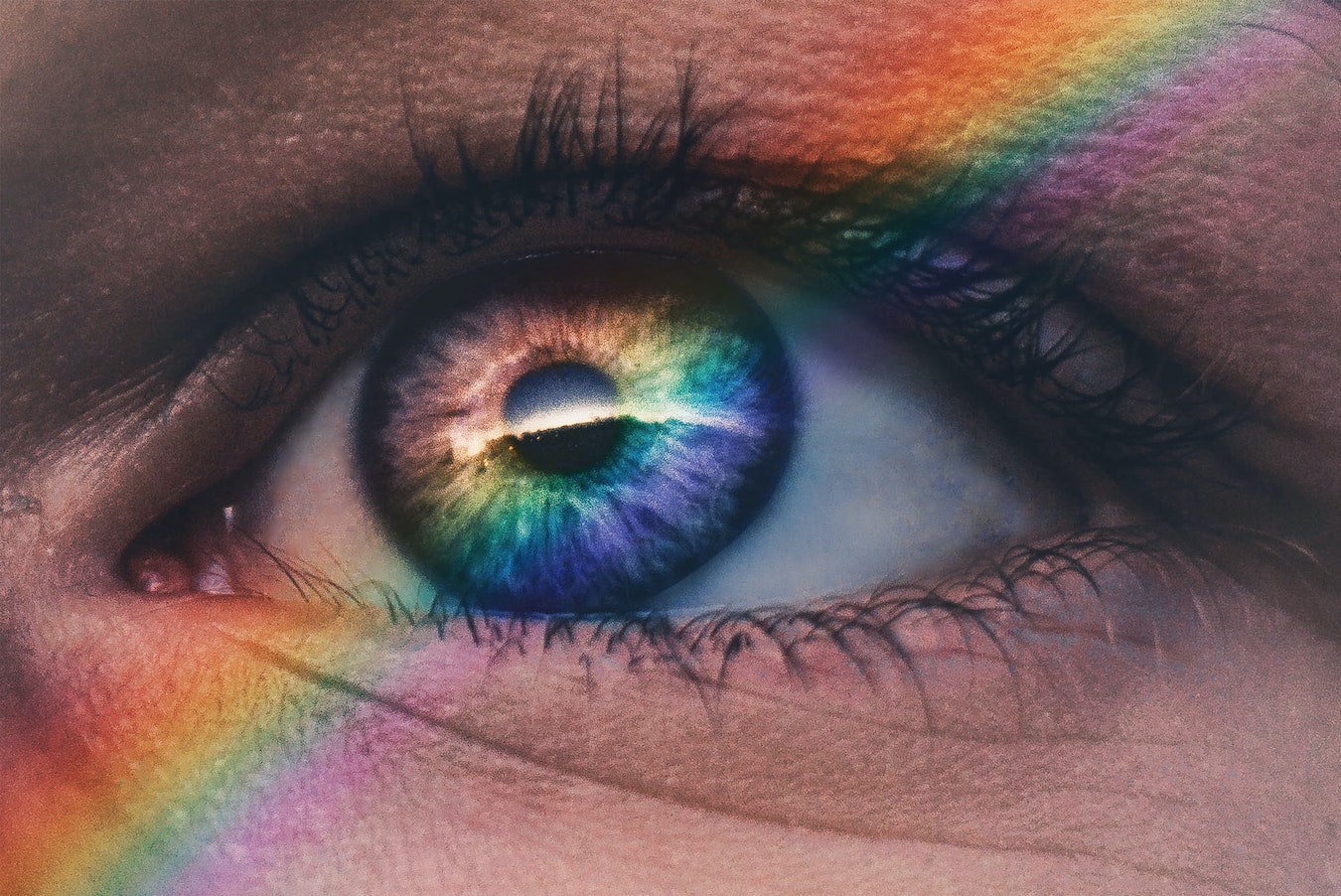 Nahaufnahme Auge mit Regenbogen Licht höheres Bewusstsein finden