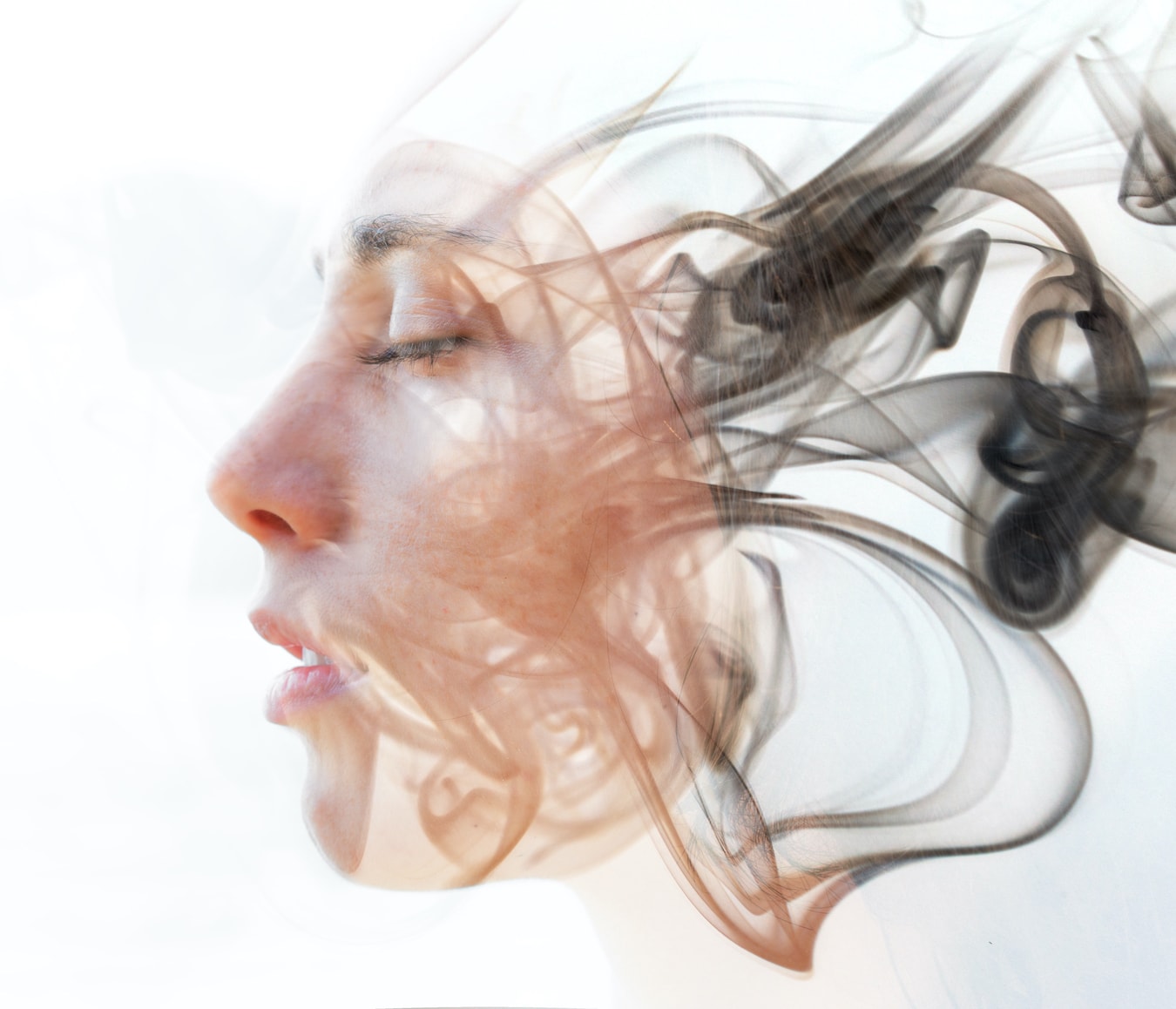 Gesicht einer jungen Frau löst sich auf in ihrem Unterbewusstsein abstrakt Hypnose lernen