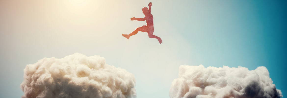 negative Glaubenssätze auflösen und positive Überzeugungen installieren um Ziele zu erreichen - Mann springt über Wolken