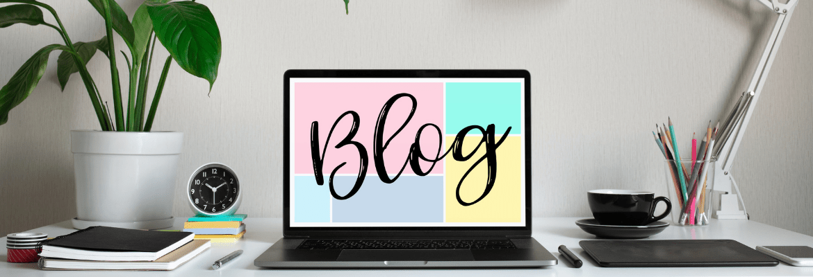 Blog auf einem Laptop Schreibtisch
