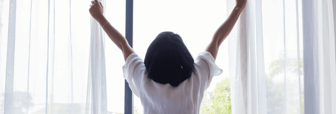 junge Frau wacht auf und beginnt mit ihrer Morgenroutine