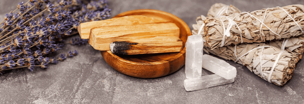 Palo Santo heiliges Holz räuchert neben Kristallen und Lavendel