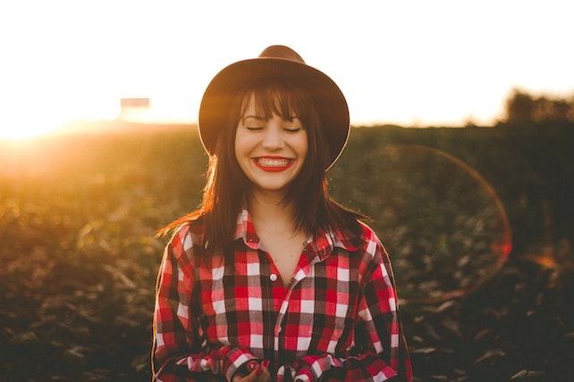 junge Frau ist zuversichtlich und glücklich - positive Affirmationen, positive Gedanken
