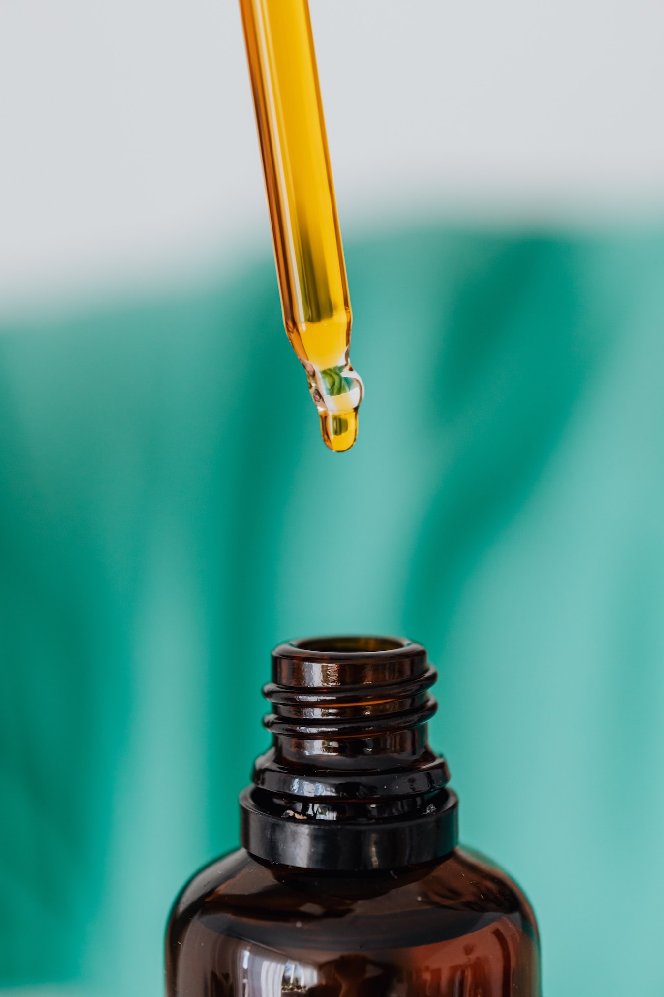 ätherisches Öl Pipette und dunkles Fläschchen mit ätherischem Nelkenöl