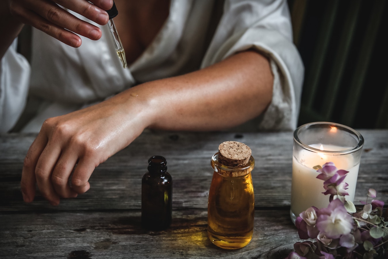 ätherisches Öl wird auf die Haut getropft zum Zwecke der Aromatherapie ätherisches Öl wird auf die Haut getropft zum Zwecke der Aromatherapie