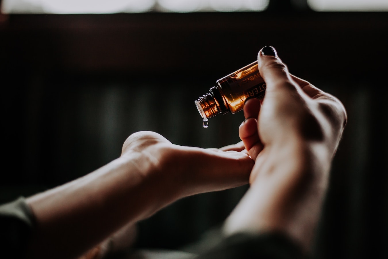 Ätherische Öle Pfefferminzöl Anwendung Pfefferminzöl Anwendung auf der Haut Hand- ätherische Öle Anwendung Flasche