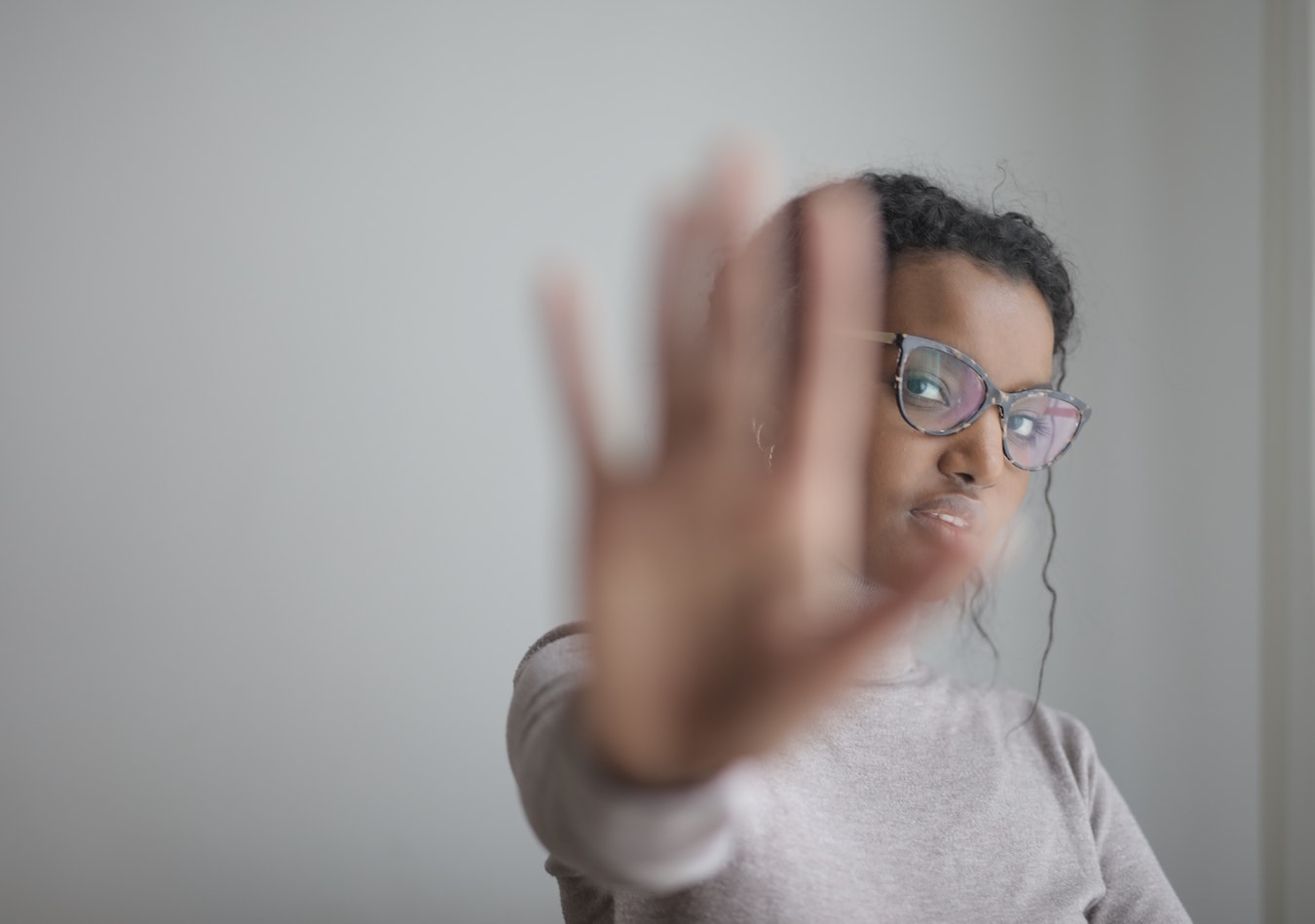 Angst vor Ablehnung junge Frau hält ihre Handfläche ablehnend vor sie Angst vor Ablehnung