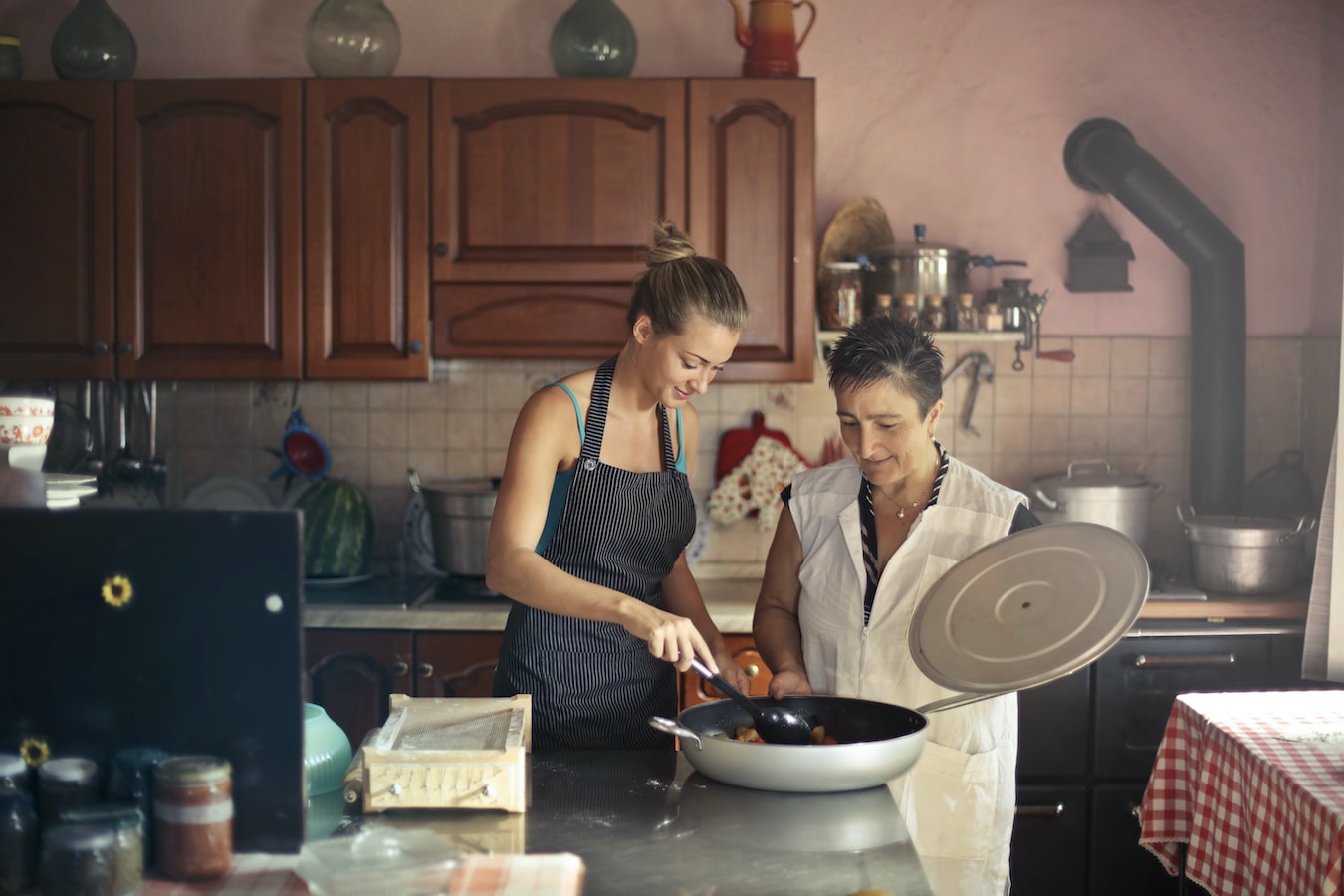 Bergamotte als Lebensmittel junge Frau und ältere Frau in der Küche kochen zusammen mit Bergamotteöl