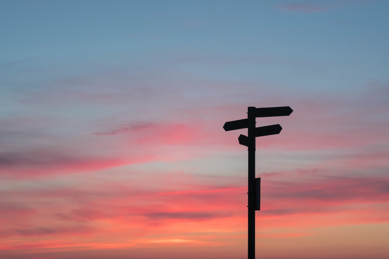 Wegweiser Schild schöner Sonnenuntergang