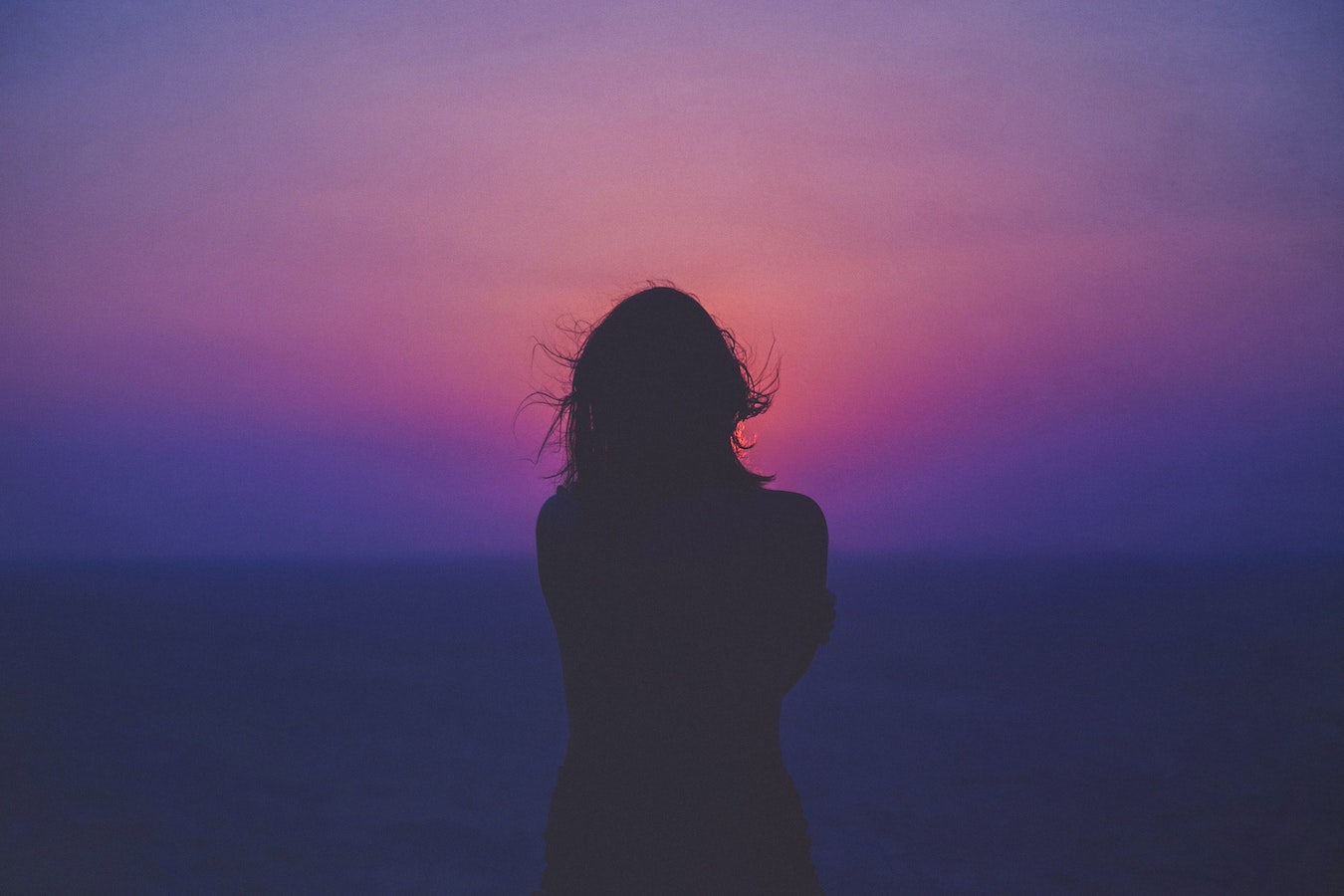 junge Frau vor dem Sonnenuntergang Farbverlauf violett geheimnisvoll mystisch