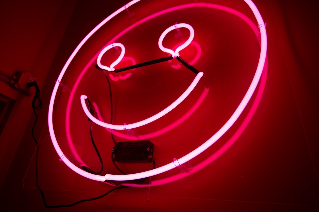 leuchtender Smiley mit einem Lächeln positiv denken - negative Glaubenssätze auflösen und in positive umwandeln
